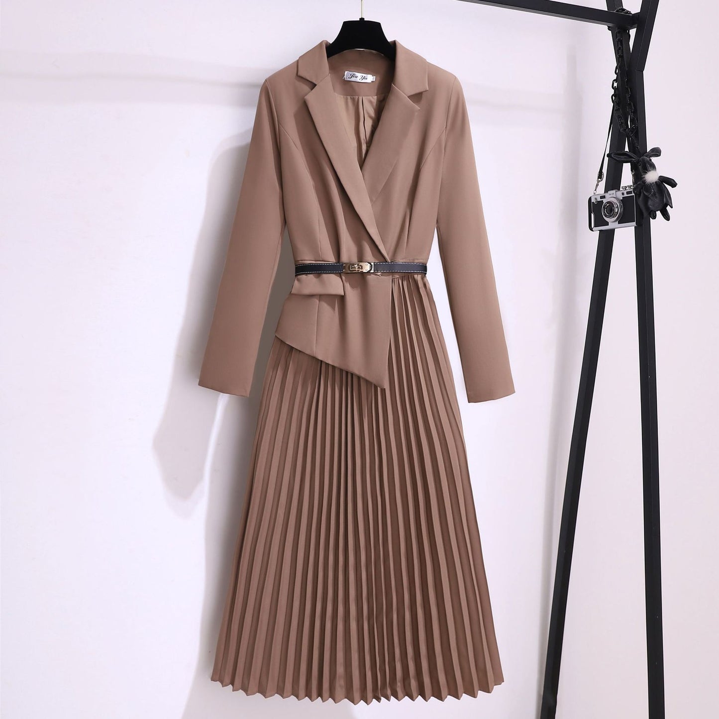 Suits with Pleated Dresses – Elegant, Stylish & Perfectly Tailored Outfit for Formal and Modern Fashion Looks