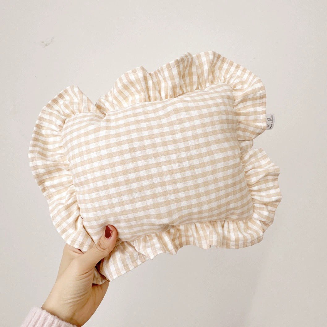 A pillow with ruffled edge carving