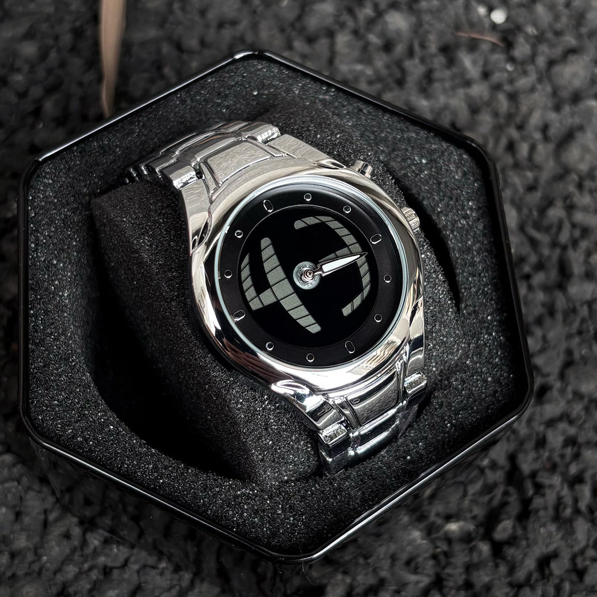 Dynamic circular men's watch