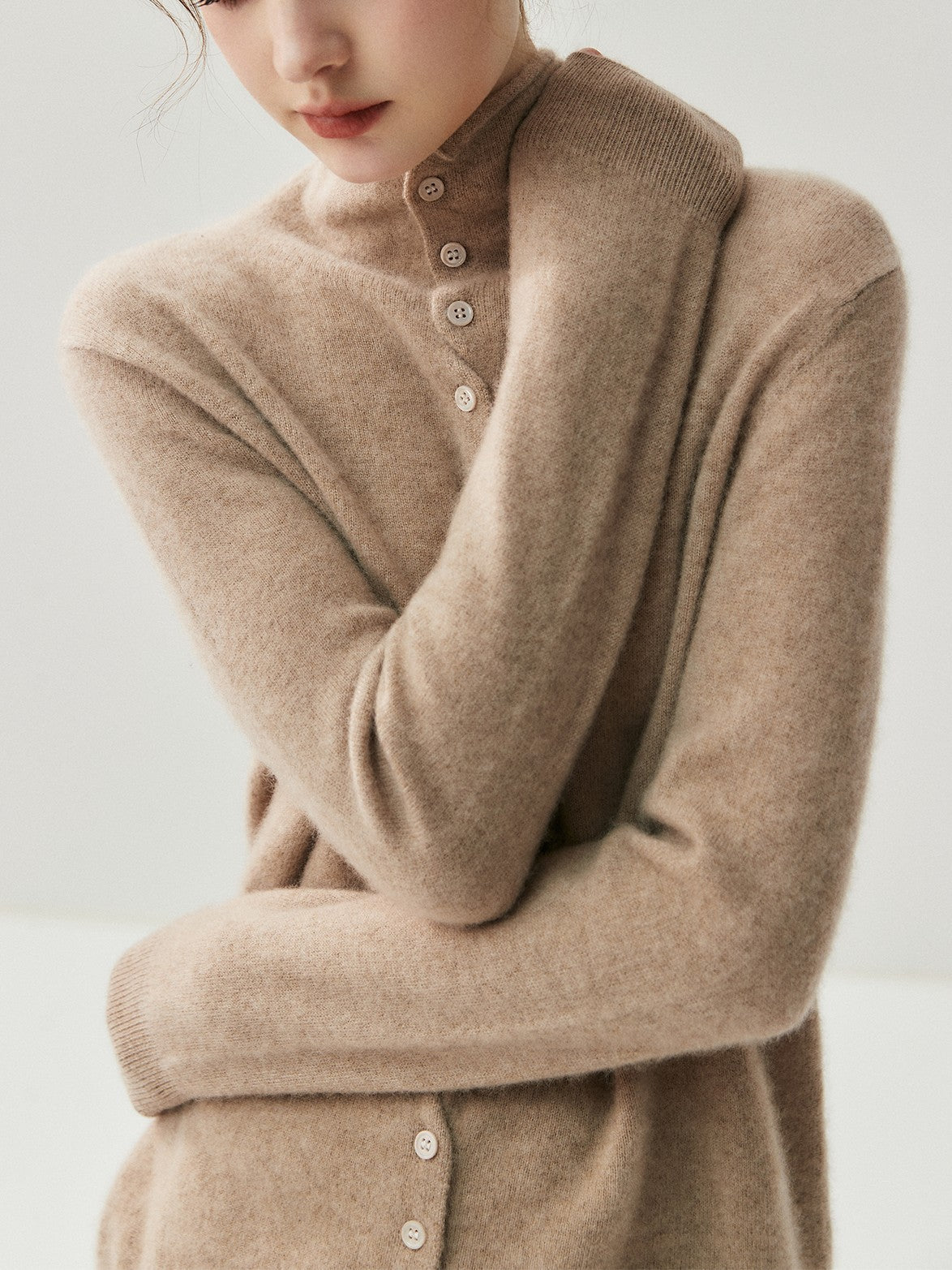 Lazy-style two-way knit turtleneck sweater