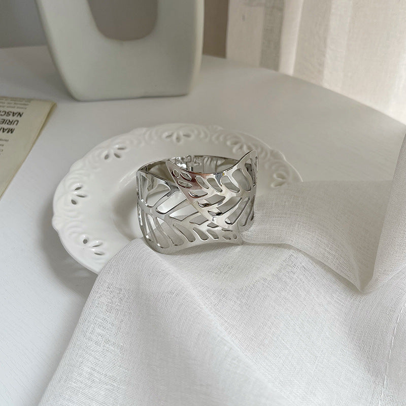 Light Luxury Metal Curtain Tiebacks with Spring Hollow Leaf Design