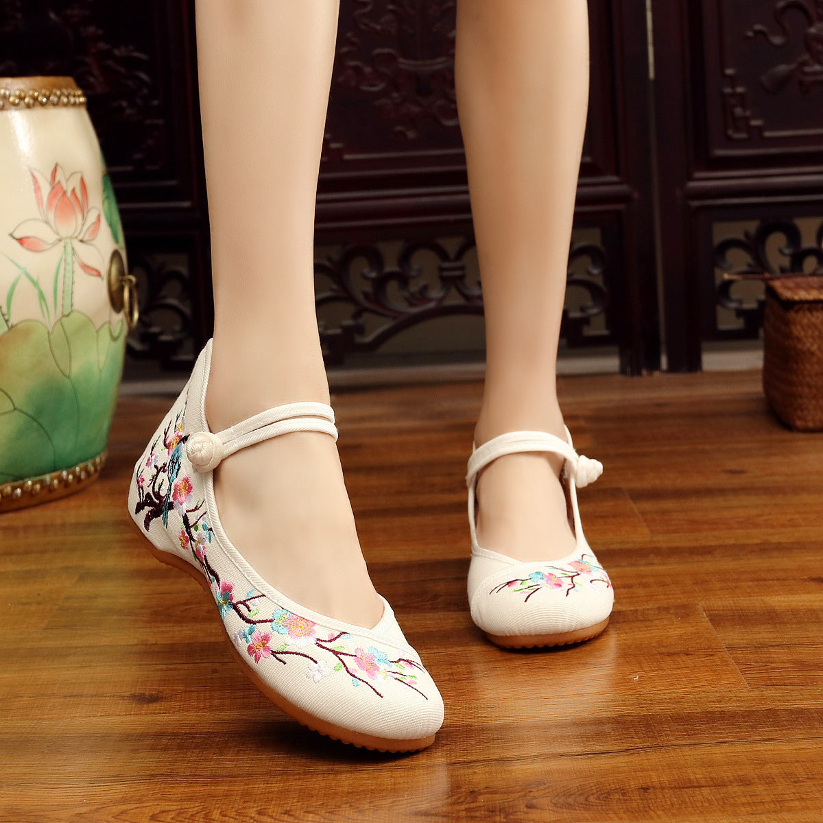 Old Beijing Women's Embroidered Cloth Shoes Low Heel Antique Hanfu Shoes