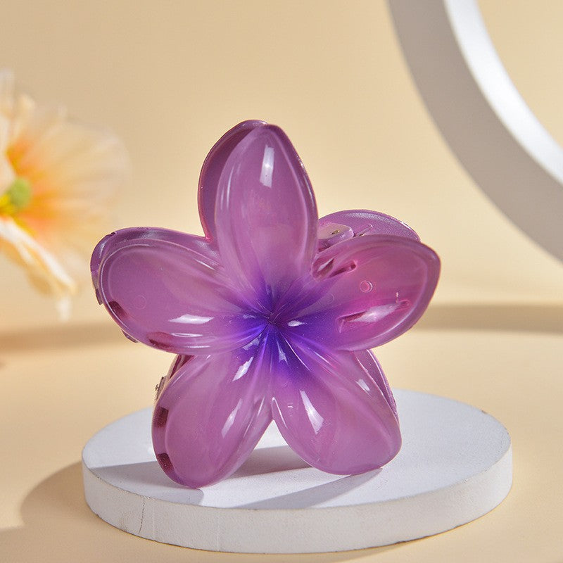 The colorful frangipani hairpin exudes a sense of sophistication