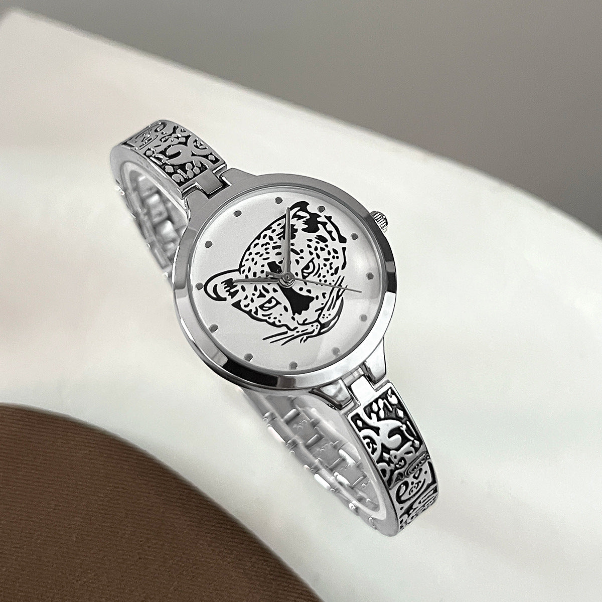 Exquisite Stylish Quartz Watch with Luminous Design.