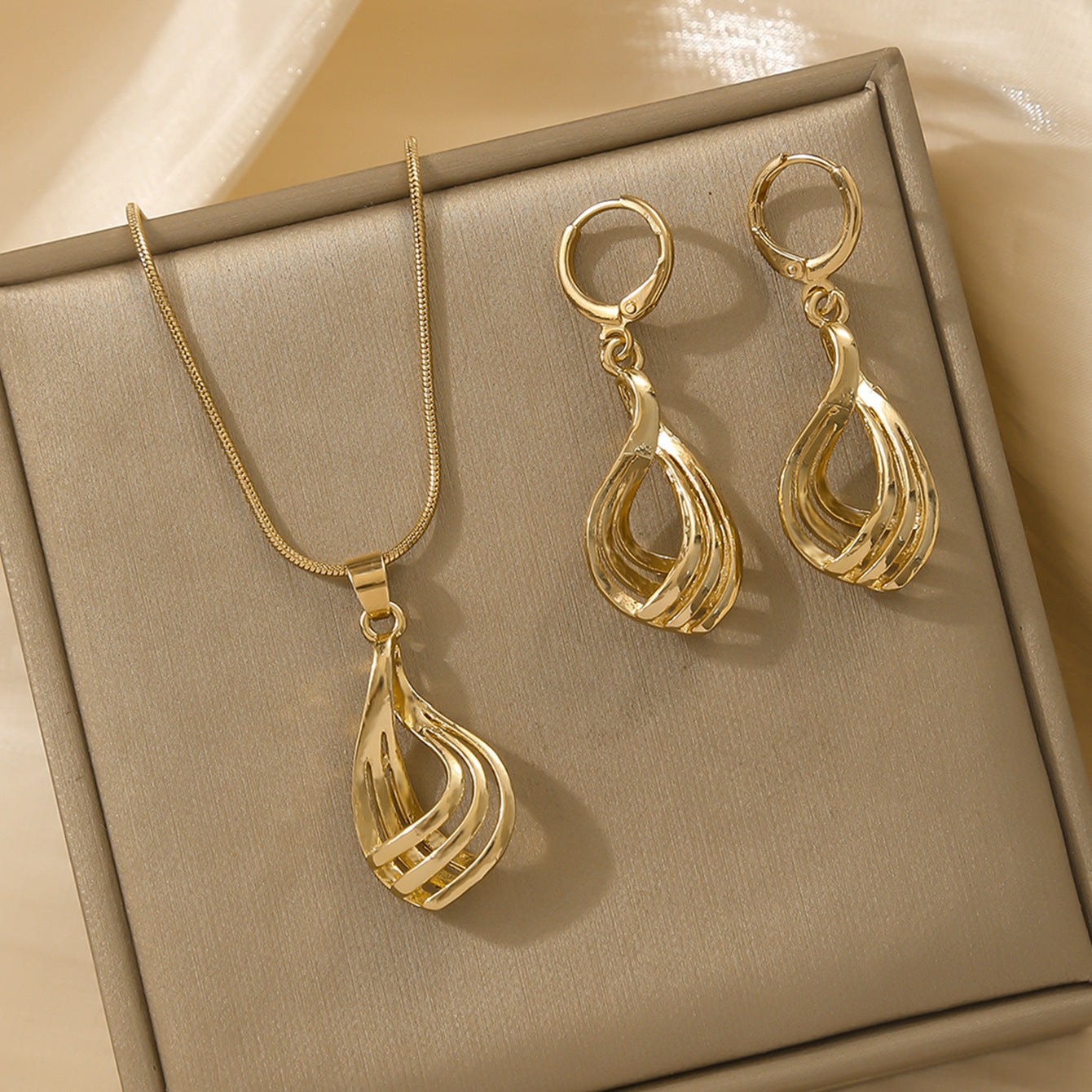 Buy Creative Heart-Shaped Round Pendant Necklace for Women