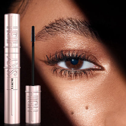 Thick and curled mascara