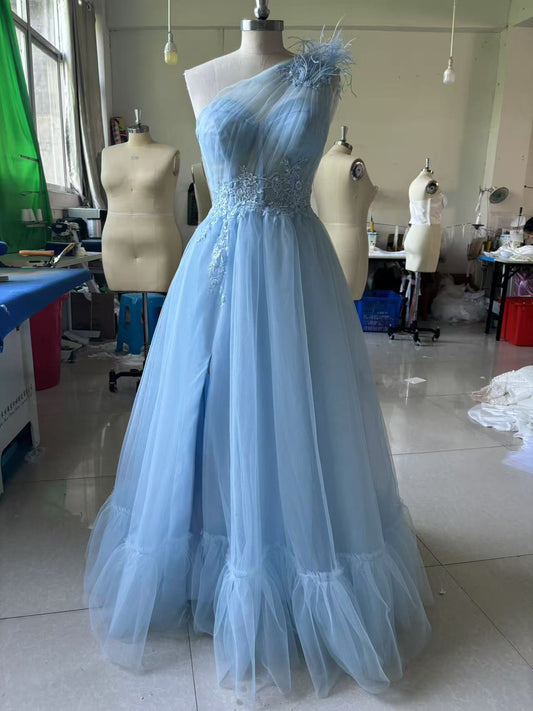 Blue One-Shoulder Feather Wedding Dress – Elegant Bridal Gown