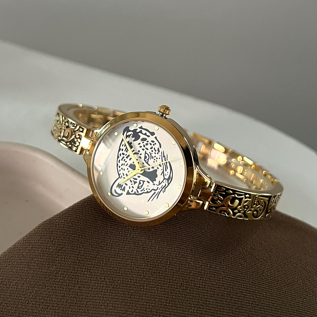 Buy Exquisite Stylish Quartz Watch with Luminous Design
global swanky 3