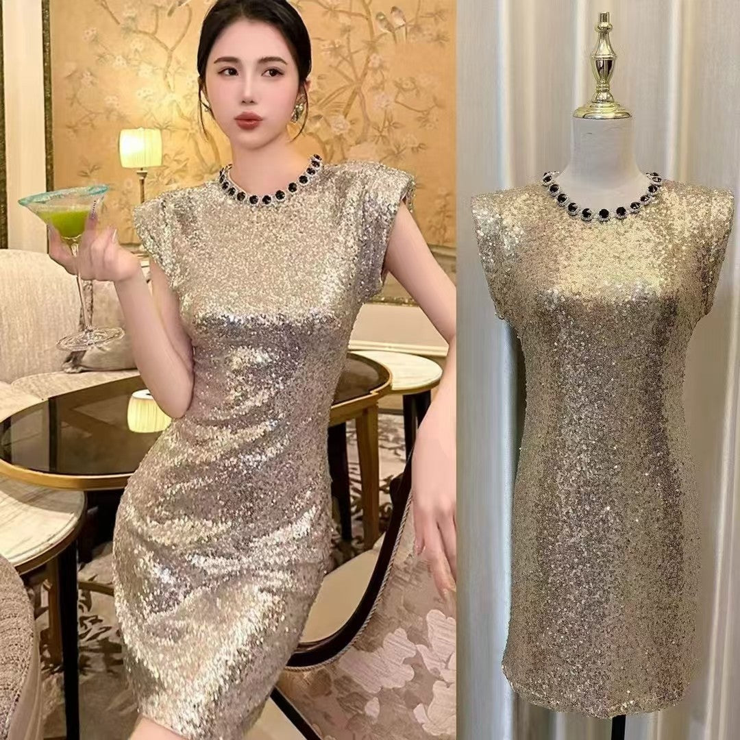 A cold and mature woman style dress