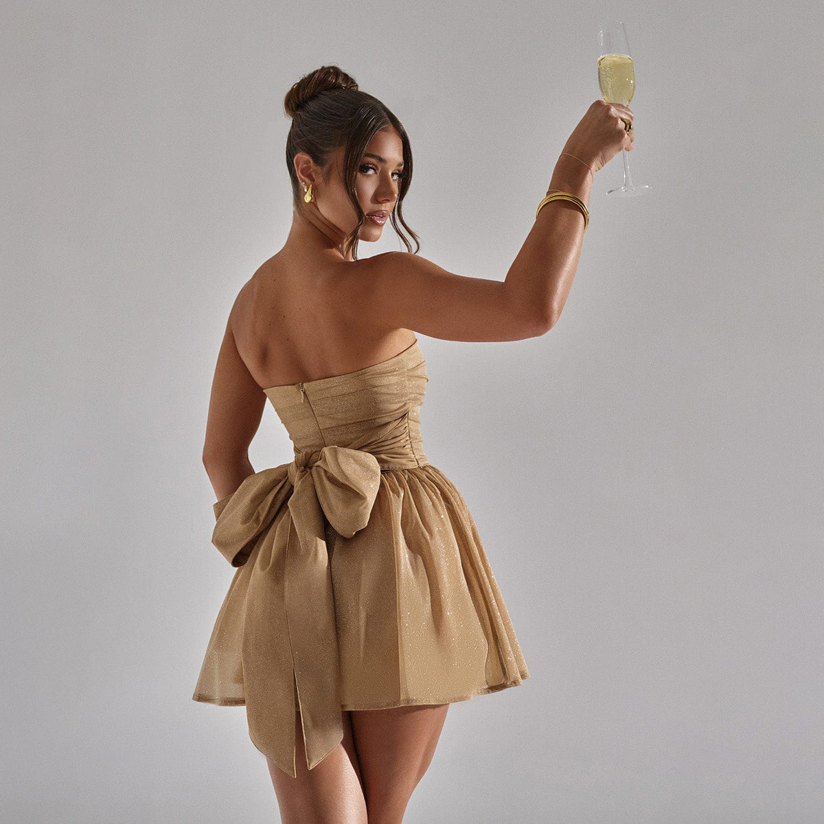 A double-layer strapless and lace-up sparkling backless dress made of mesh fabric