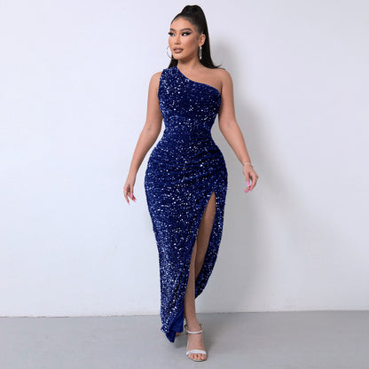 A fashionable sleeveless sequined velvet one-shoulder slit evening dress for banquets