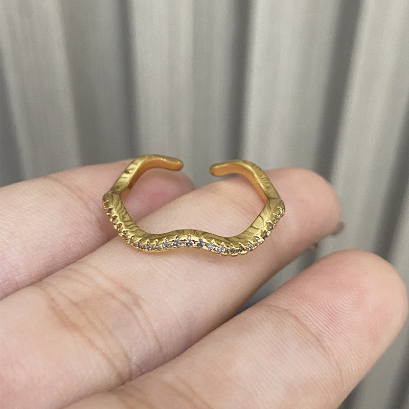 A full diamond wavy opening ring