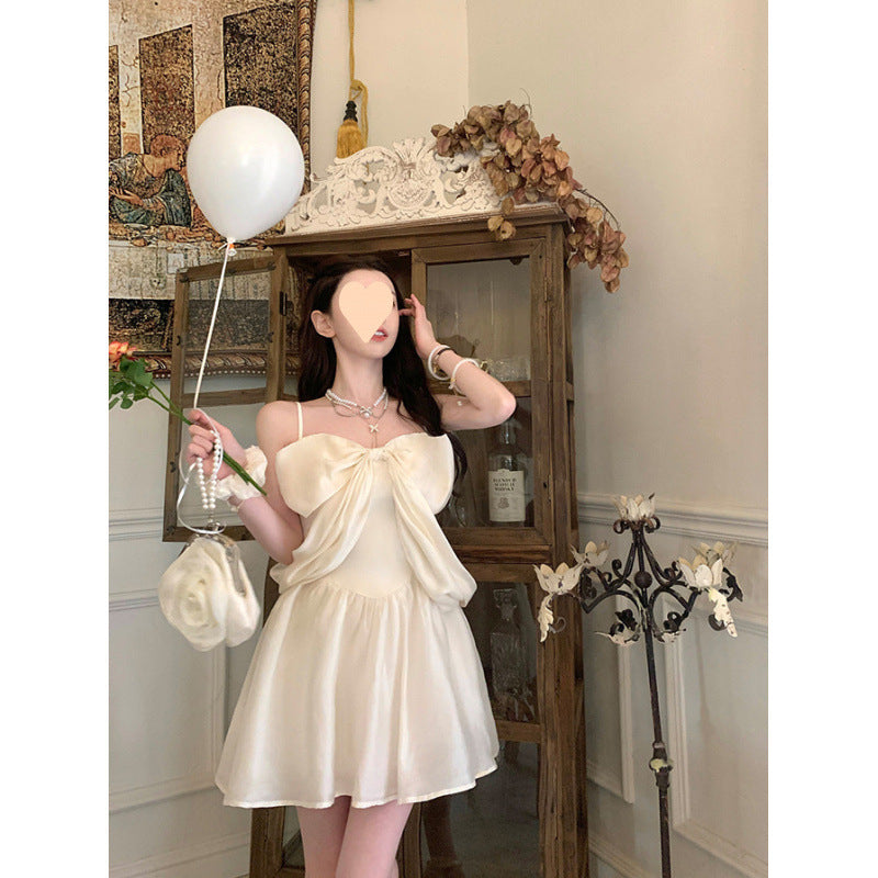 A gentle and slimming bow halter dress