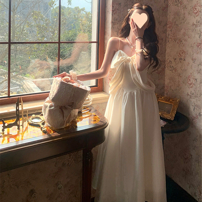 A gentle and slimming bow halter dress