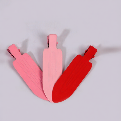 A girl's invisible duckbill clip