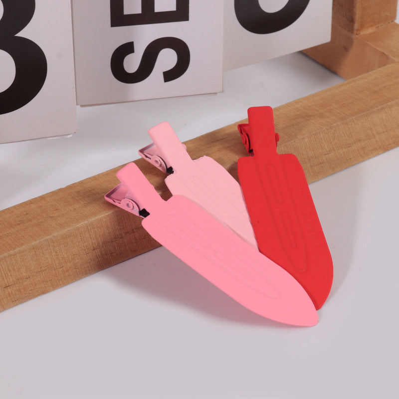 A girl's invisible duckbill clip