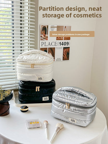 A high-end portable large-capacity toiletry bag