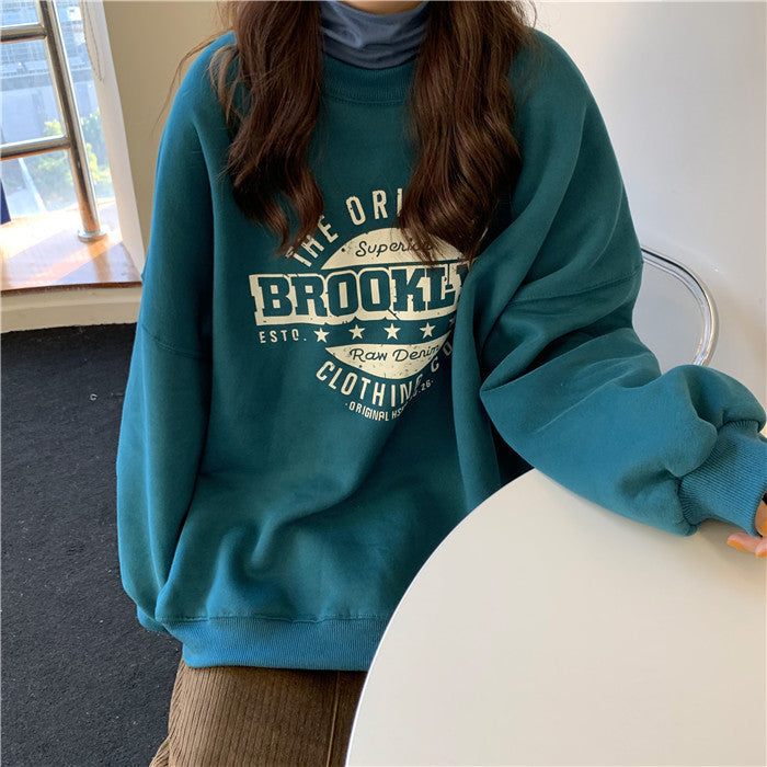 A loose ladies' hoodie with a round neck and letters