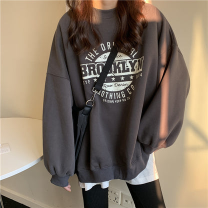 A loose ladies' hoodie with a round neck and letters