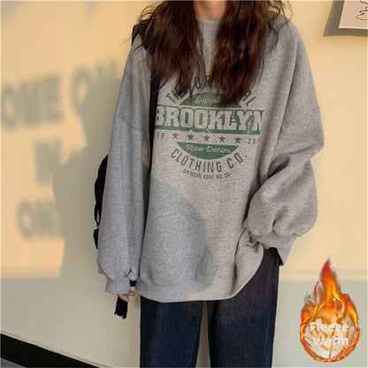 A loose ladies' hoodie with a round neck and letters