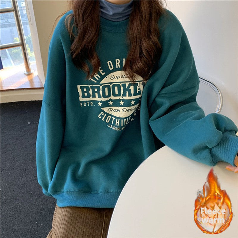 A loose ladies' hoodie with a round neck and letters