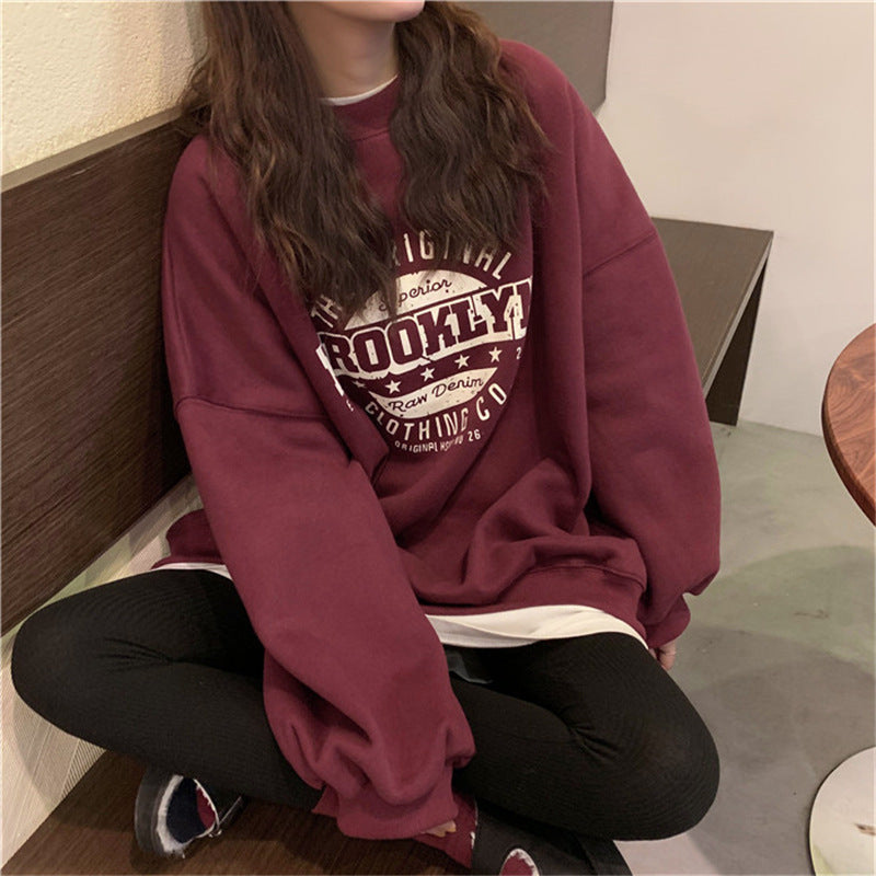 A loose ladies' hoodie with a round neck and letters