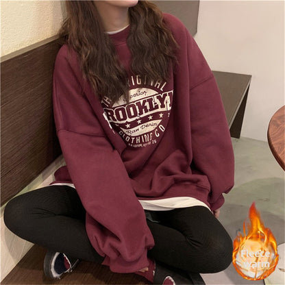 A loose ladies' hoodie with a round neck and letters