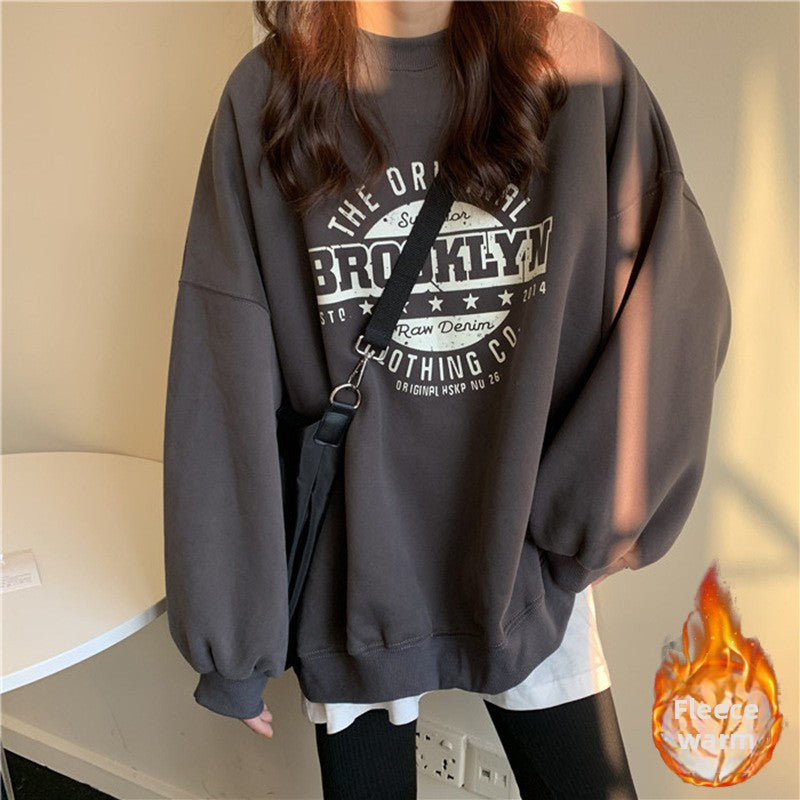 A loose ladies' hoodie with a round neck and letters