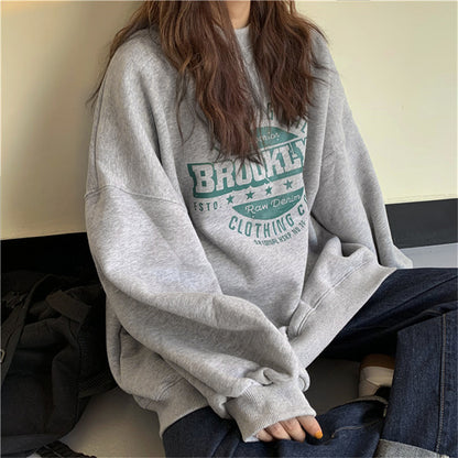 A loose ladies' hoodie with a round neck and letters
