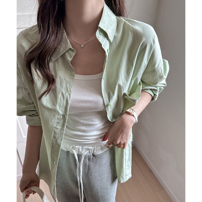A loose, sun-protective jacket for women