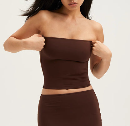 A one-piece strapless look for women as a pure and sensual base
