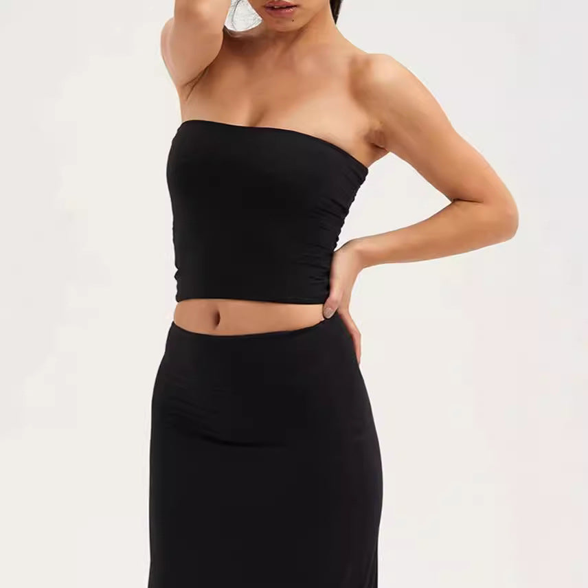 A one-piece strapless look for women as a pure and sensual base