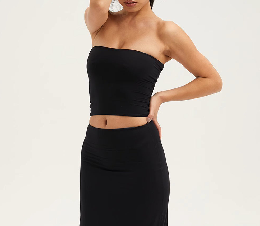A one-piece strapless look for women as a pure and sensual base