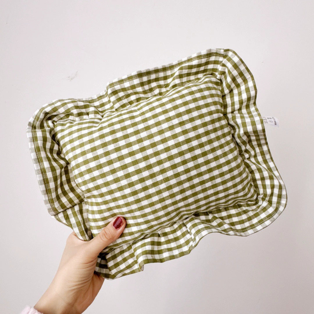 A pillow with ruffled edge carving