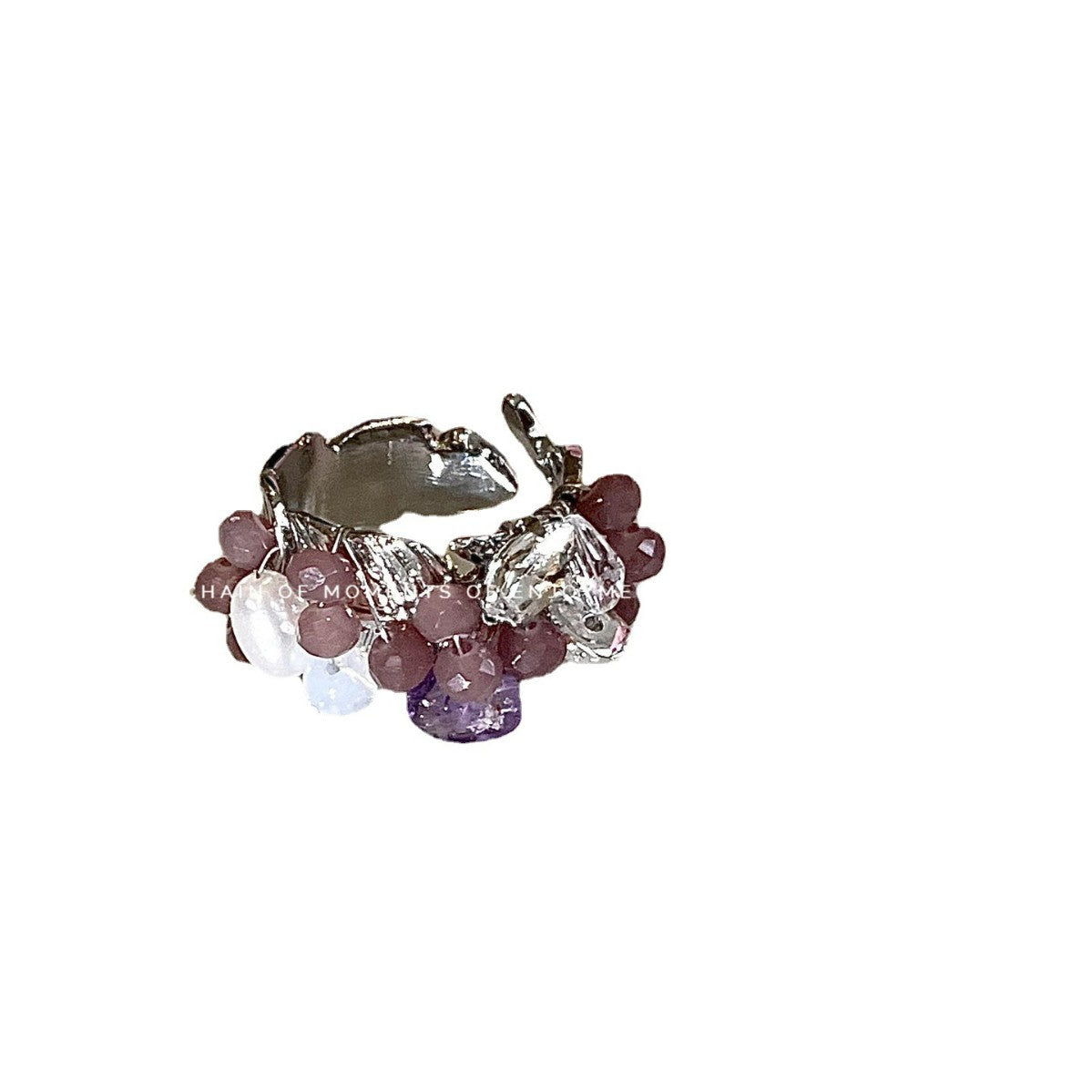 A retro, light luxury and versatile ring