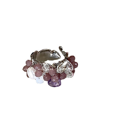 A retro, light luxury and versatile ring
