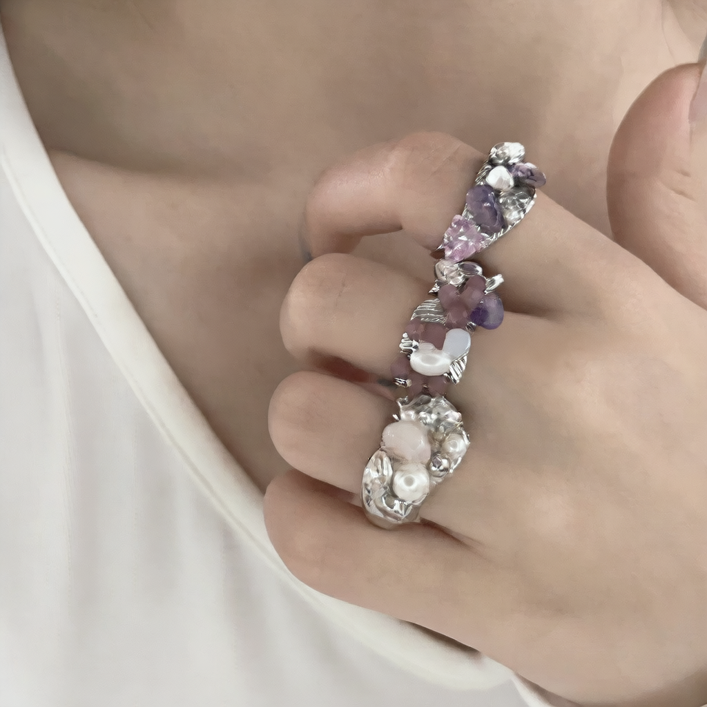 A retro, light luxury and versatile ring