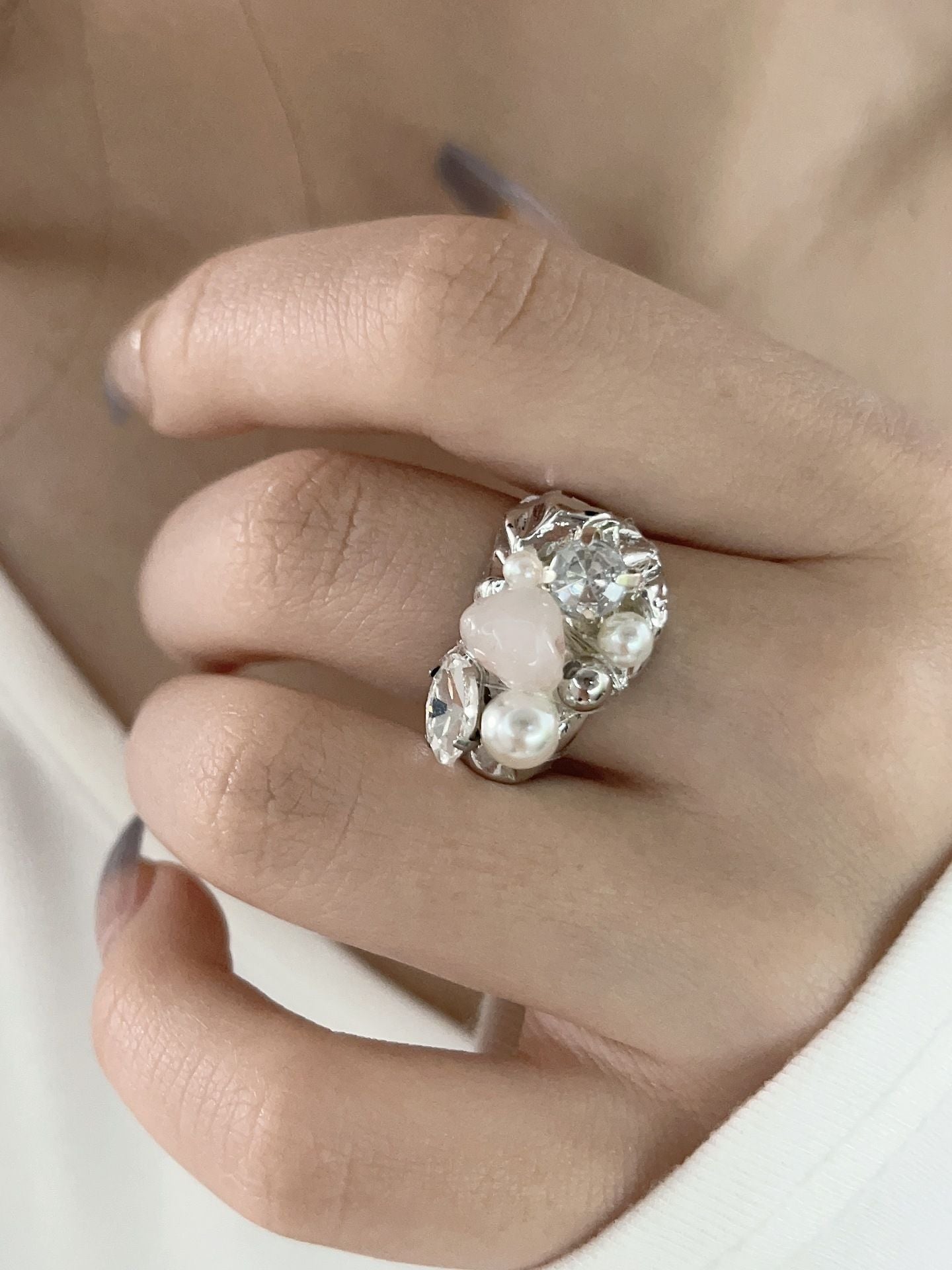 A retro, light luxury and versatile ring
