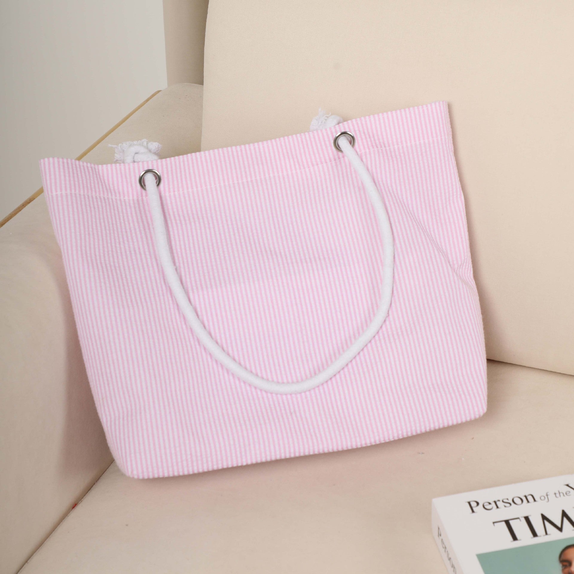 A simple and fashionable single-shoulder beach bag
