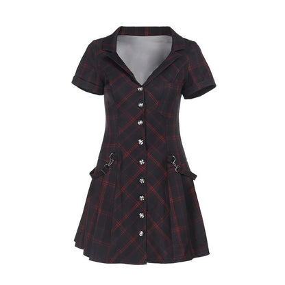 A slimming and figure-hugging short skirt