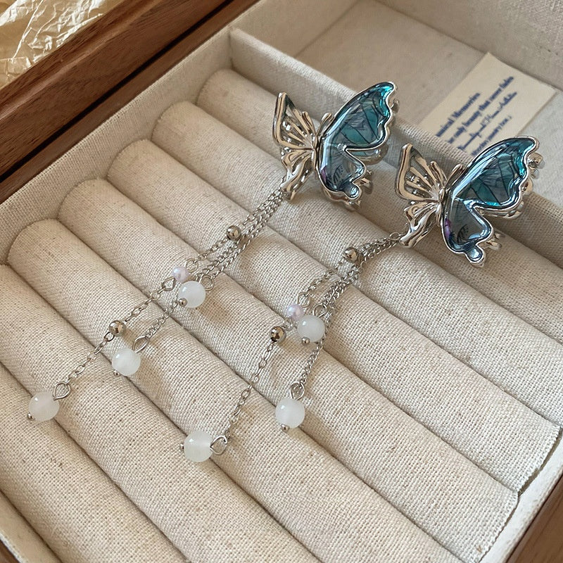 A small shark clip elegant hair accessory for women