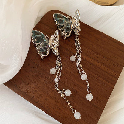 A small shark clip elegant hair accessory for women