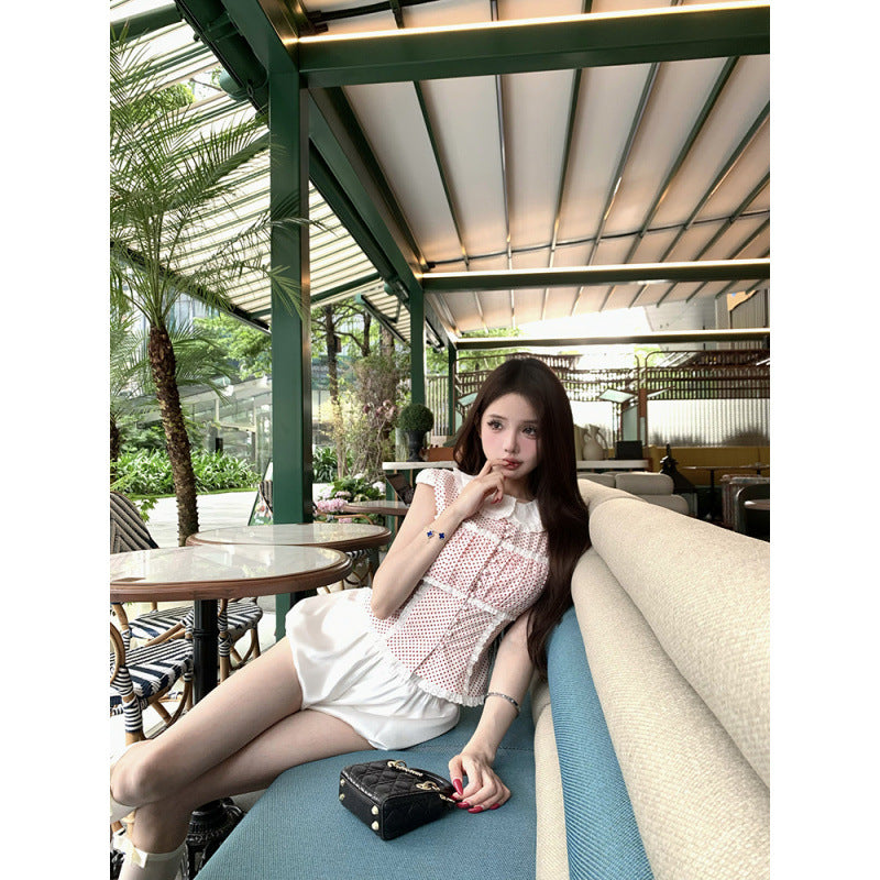 A sweet and youthful polka dot doll shirt and shorts