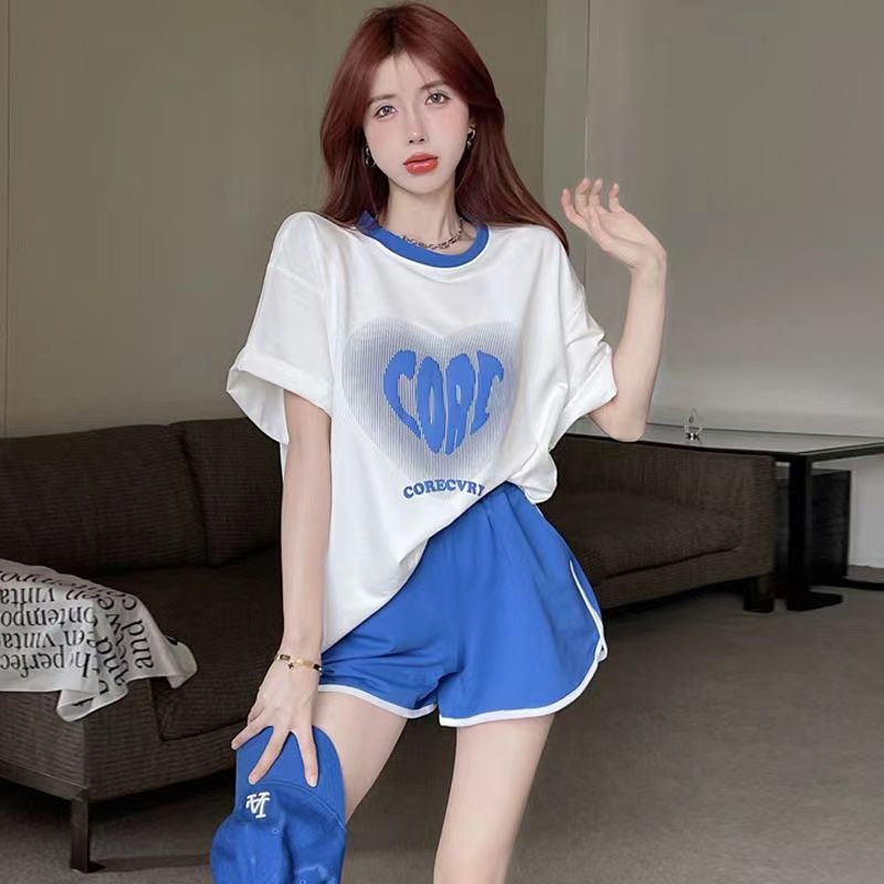 A T-shirt set for women