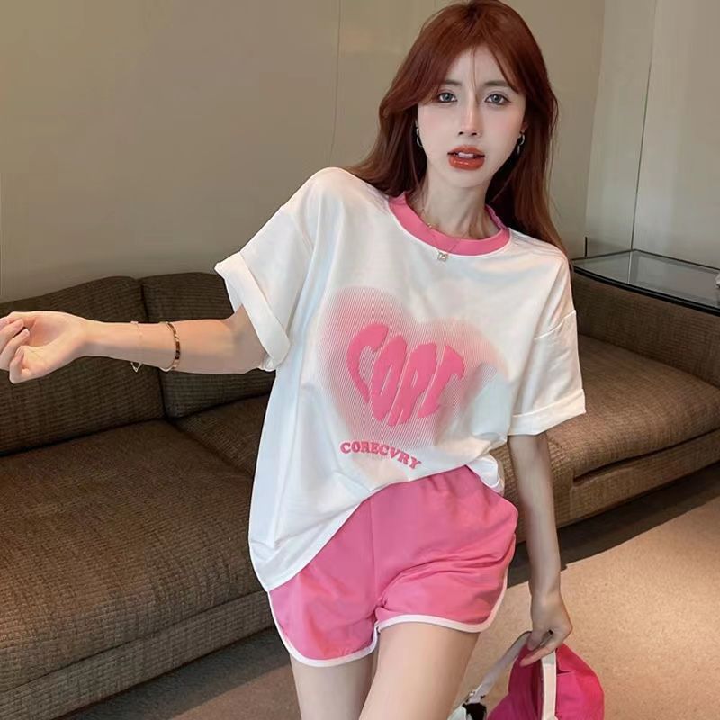 A T-shirt set for women