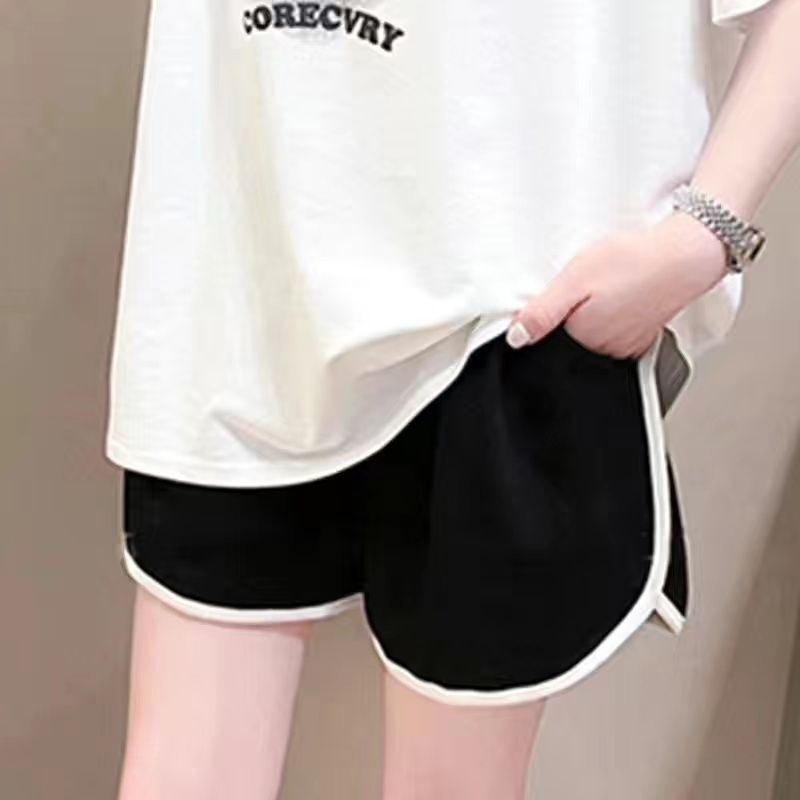 A T-shirt set for women