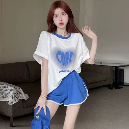A T-shirt set for women