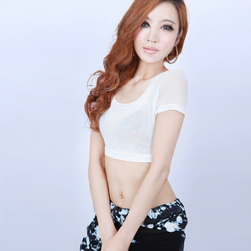A thin chiffon shirt, a short mesh T-shirt with a low neck as an inner layer