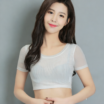 A thin chiffon shirt, a short mesh T-shirt with a low neck as an inner layer