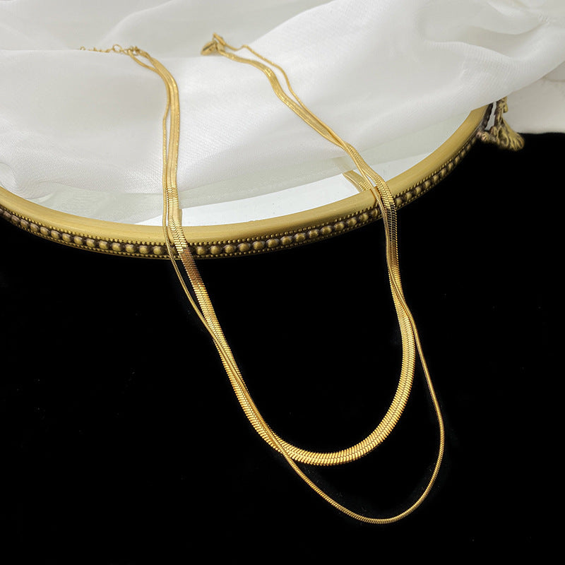 A woman with a retro double-layered snake bone and a collarbone chain